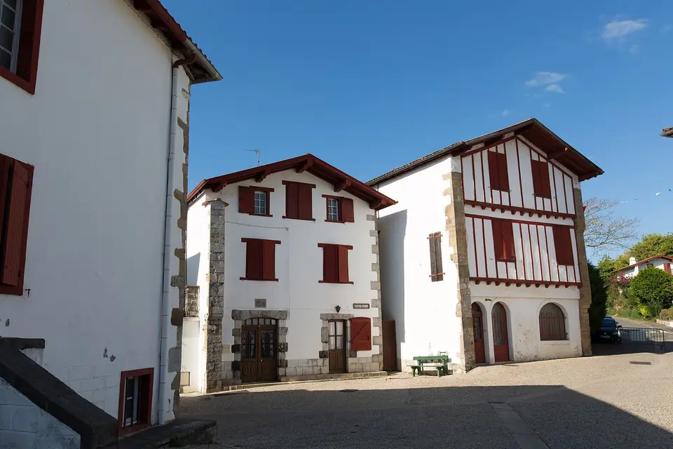 Quartier bas d'Espelette avec ses maisons basques blanches aux colombages et volets rouges.